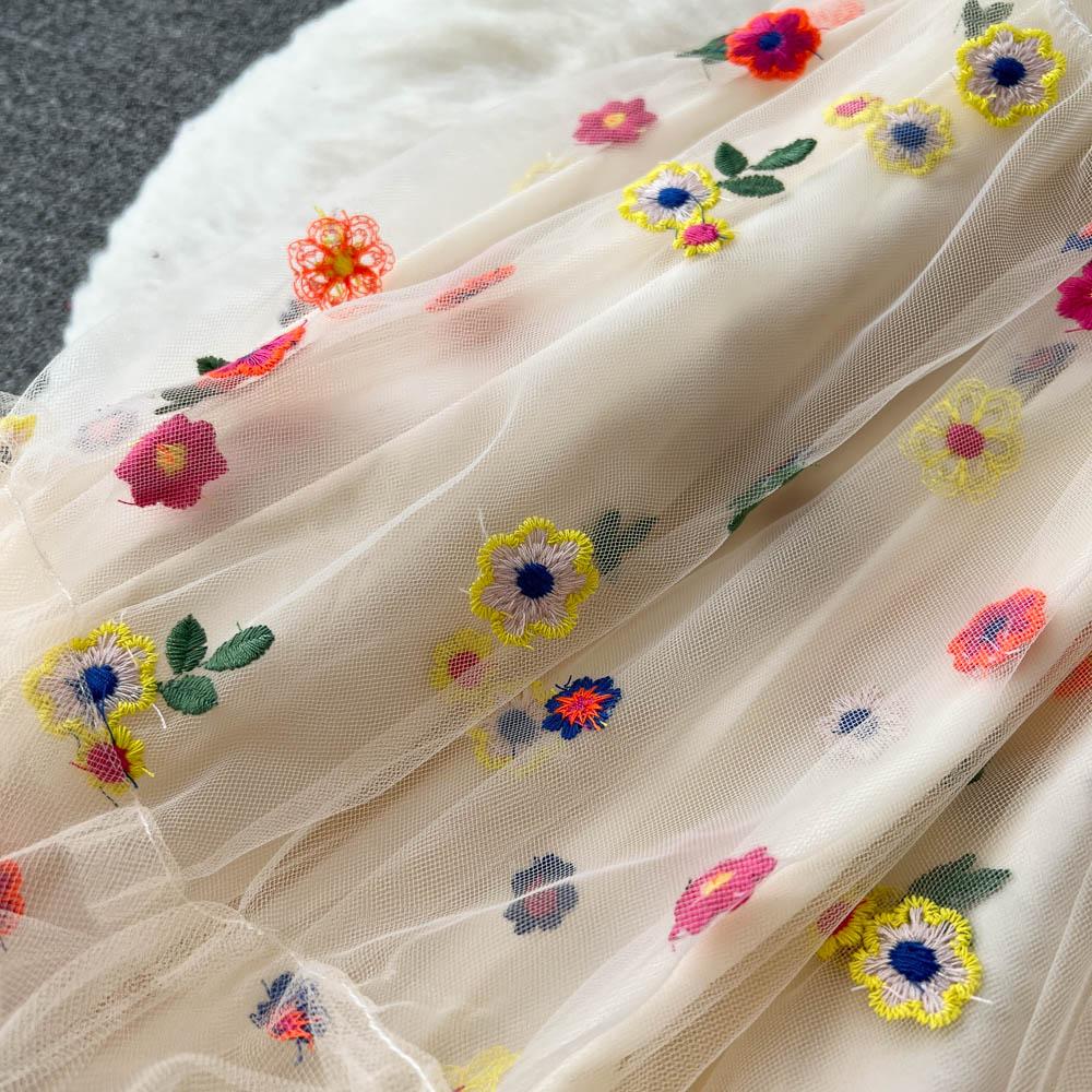 Корейская версия маленького свежего костюма Женский короткий вязаный топ-майка с вырезами для ношения снаружи Сетчатая юбка с вышивкой Двойка