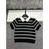 Полосатый трикотажный топ с коротким рукавом и воротником из перламутра в стиле Miu Style Black Label - Коллекция Весна/Лето 2026