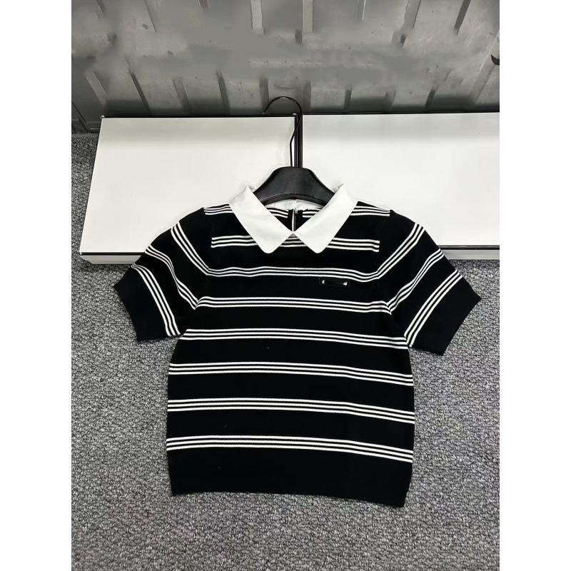 Полосатый трикотажный топ с коротким рукавом и воротником из перламутра в стиле Miu Style Black Label - Коллекция Весна/Лето 2026
