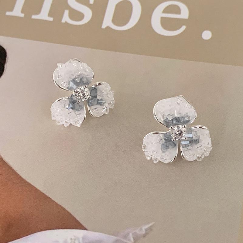 Sweet Romantic Gradient Cherry Blossom Pink Broken Diamond Crystal Three-petal Flower Stud Earrings for Women Piercing Jewelry