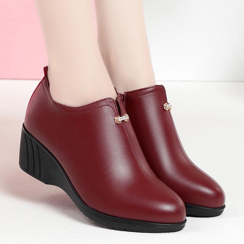 Модные удобные туфли из мягкой кожи с глубоким носком, гибкие мокасины для женщин 2024 года, весенние туфли на платформе и танкетке для офиса, мамы, работы, элегантные