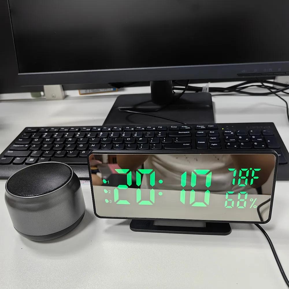 Цифровой будильник с питанием от USB, температурой и влажностью, 3 будильника с функцией повтора сигнала, настольные часы, ночной режим, 12/24 часа, электронные светодиодные часы