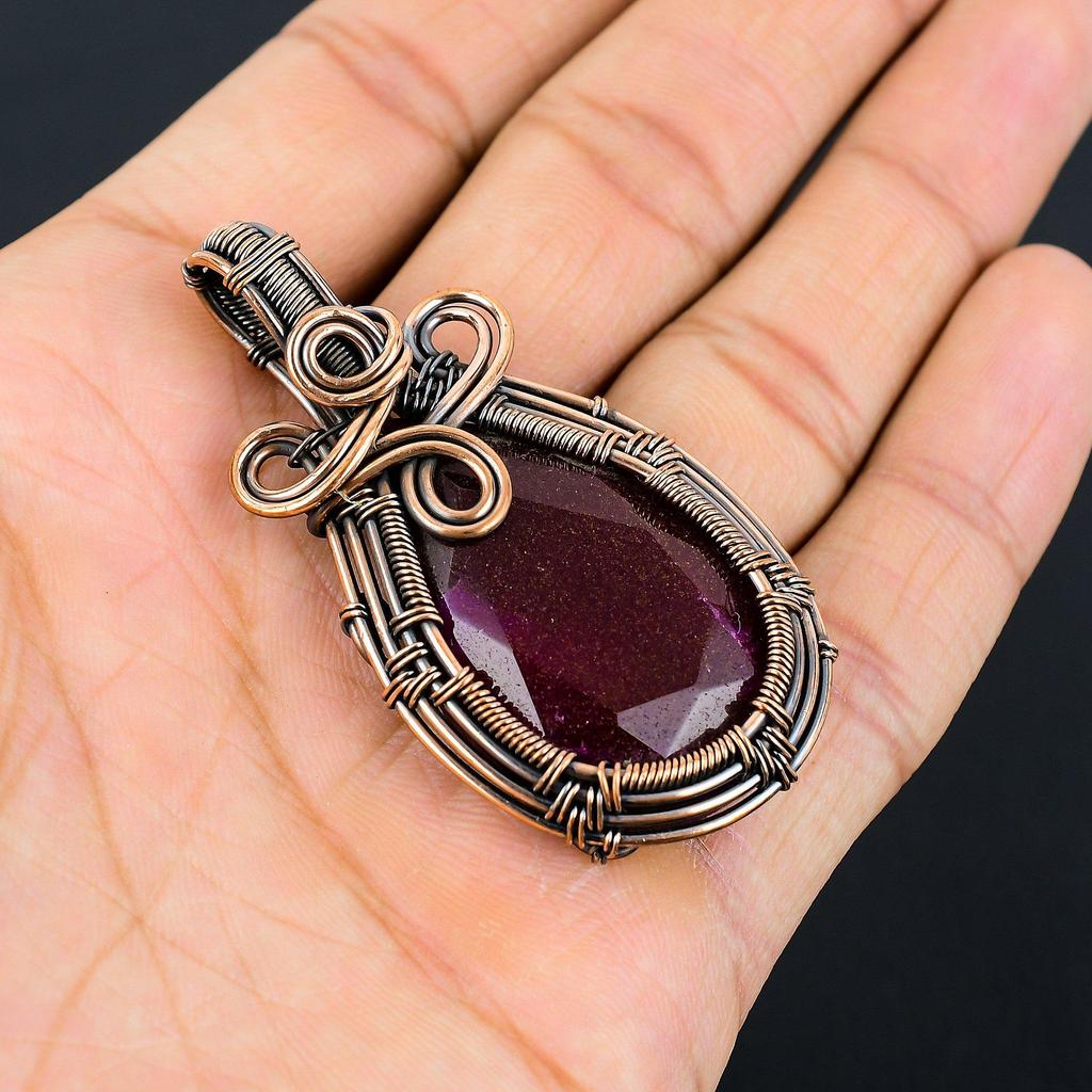 Созданный в лаборатории рубиновый драгоценный камень из чистой медной проволоки, обернутый ювелирными изделиями ручной работы