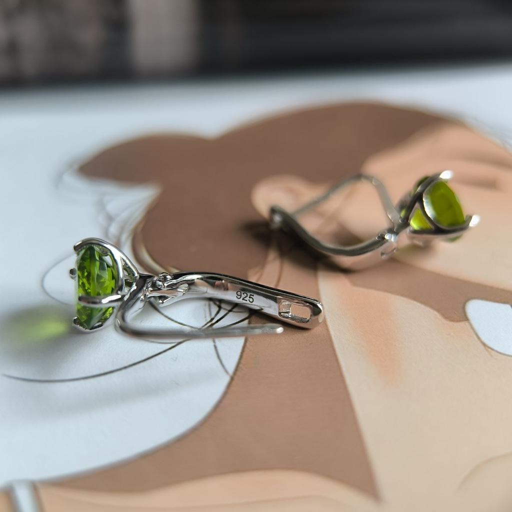 Серебряные серьги с хризолітом (60002318)