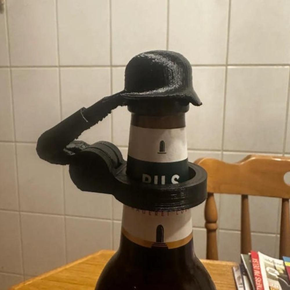 Soldier Salute Beer Bottle Helmet Novelty Bottle Topper Party Decoration Gift for Men Adult Beer Lover Cool Bar Supplies