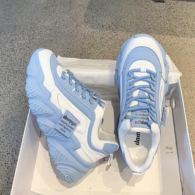 Удобная легкая повседневная обувь. Женские нескользящие кроссовки на шнуровке. Модная женская обувь. Осенняя обувь на платформе подходящего цвета.