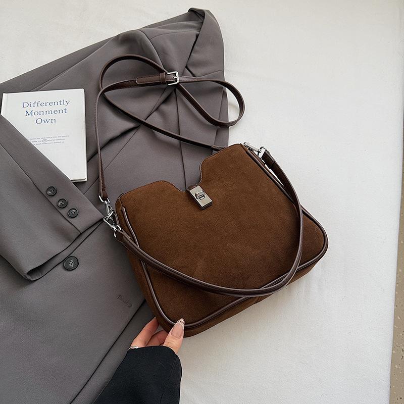 Винтажная матовая минималистичная сумка кроссбоди на плечо большой вместимости 2025