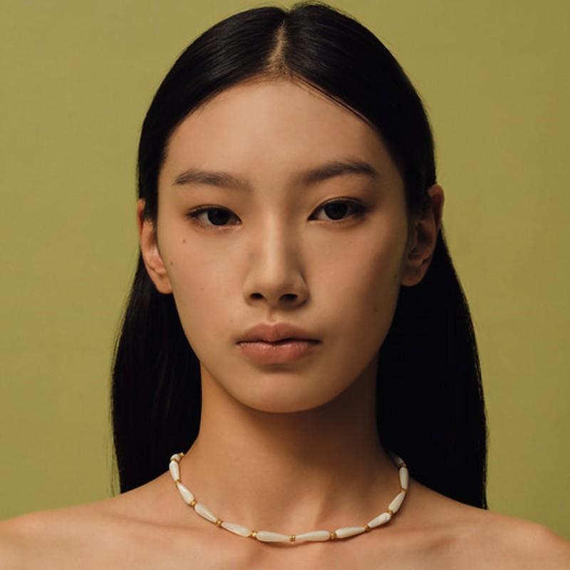 Ветер Просто Мода Позолоченная 18K Настоящим Золотом Белый Камень Бусины Цепочка на Ключицы Уникальное Легкое Люксовое Ожерелье