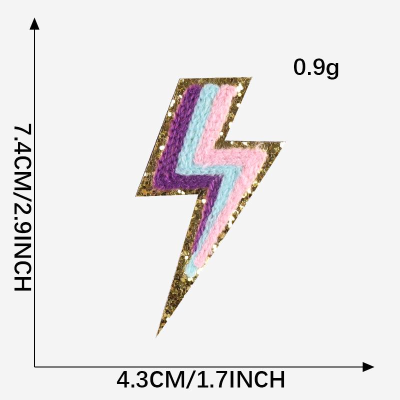 Полотенце из синели с золотой окантовкой, вышитыми нашивками в виде молний и радуги