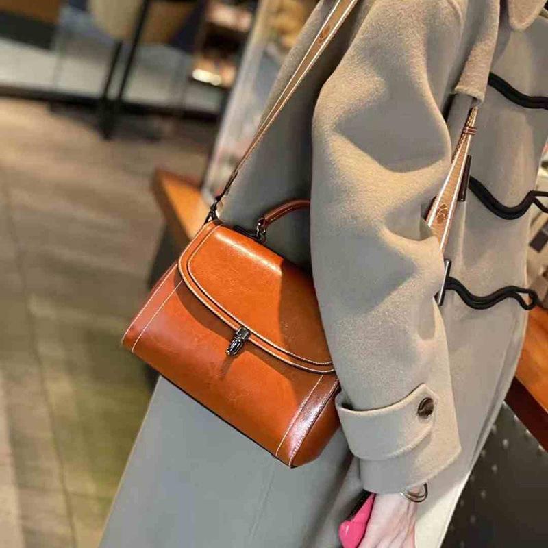 Это простая, высококлассная, модная и универсальная сумка через плечо для женщин