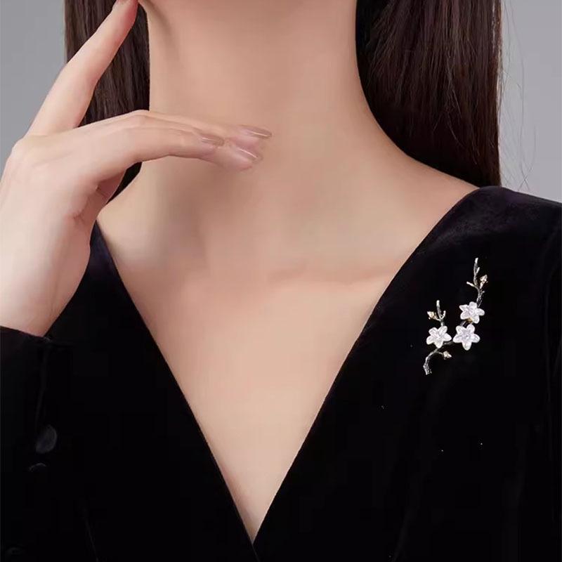 Элегантная брошь в стиле ретро с цветком сливы: Высококачественный женский чонсам с цветочной брошью