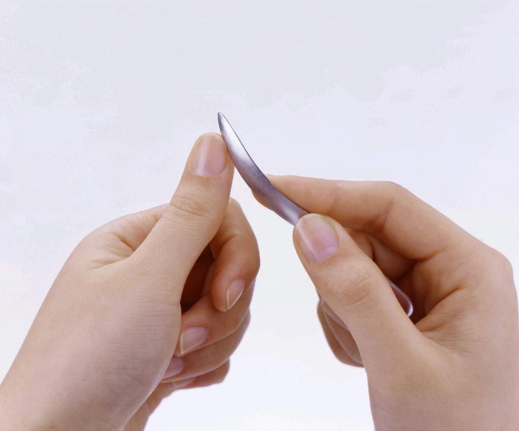 Изготовлено вручную из нержавеющей стали Пилочка для ногтей, которая оказывает меньшее воздействие на ногти G-1011