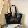 Новая плетеная сумка женская модная ретро с чувством высокого класса большая вместимость текстурная сумка-тоут с полым плечевым ремнем для通勤
