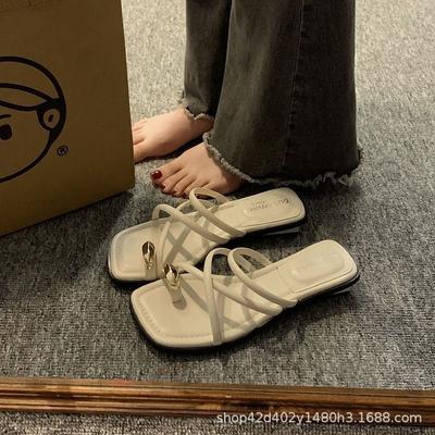 Тапочки с закрытым носком, женские, лето 2024, новые модные универсальные ретро-тапочки на низком каблуке с крестиком и классными пляжными тапочками