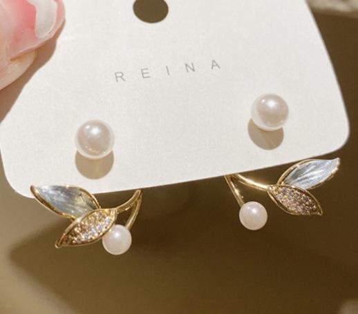 Корейские серьги с маленьким листиком из жемчуга, весна и лето 2022, новые серьги, нишевый дизайн, высококачественные серьги-гвоздики для женщин