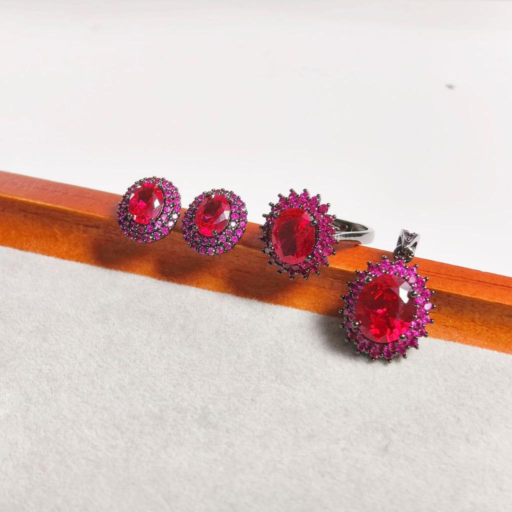 Gessen Jewelry: Новый набор с красной цирконией овальной огранки – Элегантные геометрические серьги-гвоздики, кольцо и кулон
