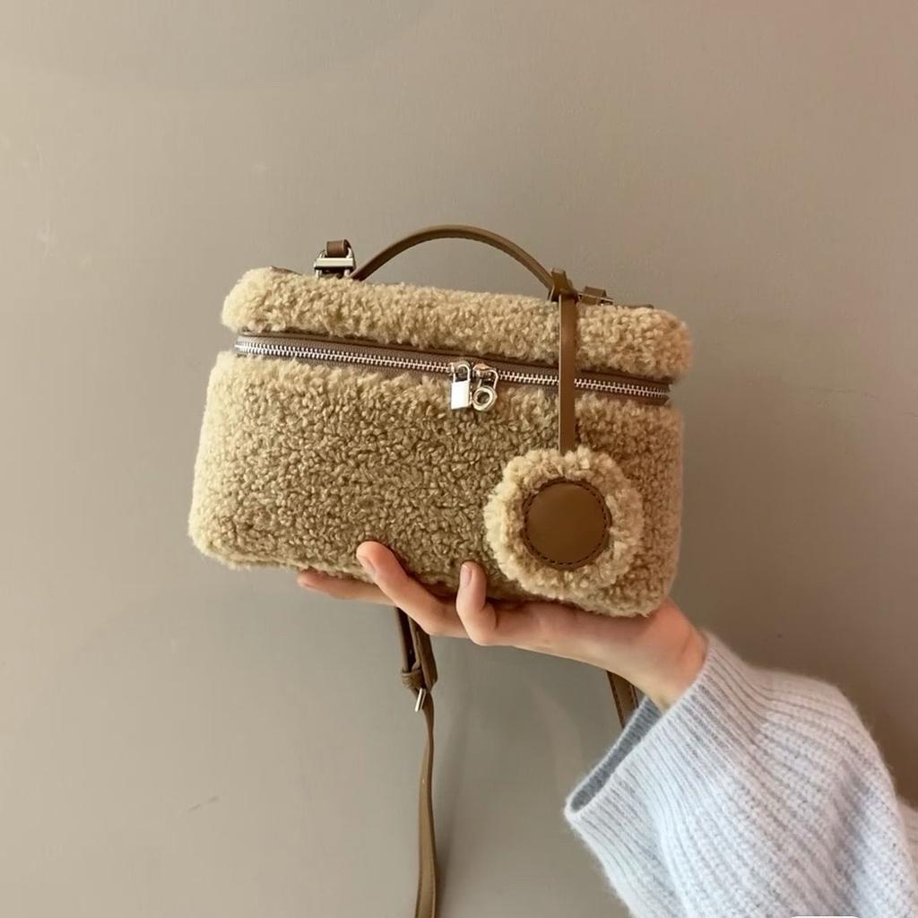 Women's Lamb's Wool Fluffy and Soft Versatile Lunch Bag Fur Shoulder Bag Brown Premium New