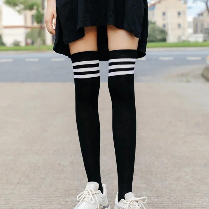 Милые длинные носки выше колена в стиле Лолиты для японских девочек, школьные черно-белые полосатые чулки для косплея для женщин