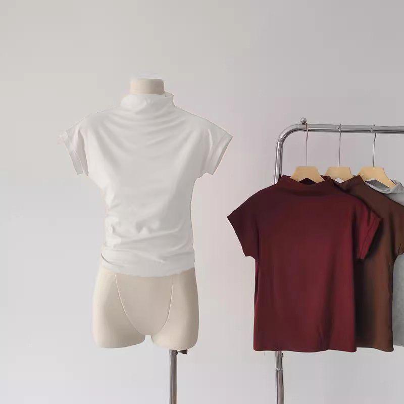 Женский черный приталенный топ из модального хлопка с полувысоким воротом и короткими рукавами