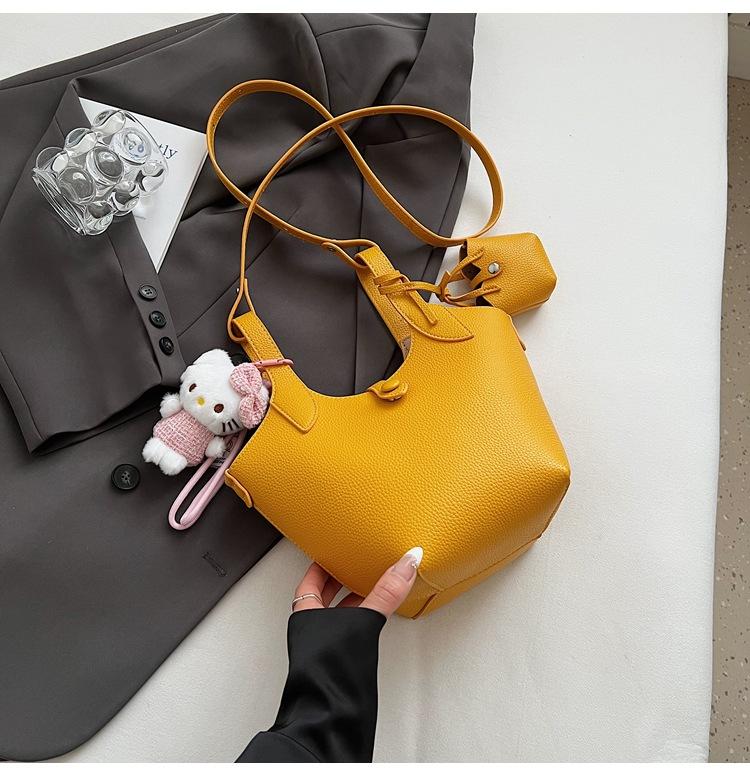 2025 New Spring and Summer Women's Bucket Bag Versatile Classic Vegetable Basket Premium Texture Niche Women's Bag Handbag Bag