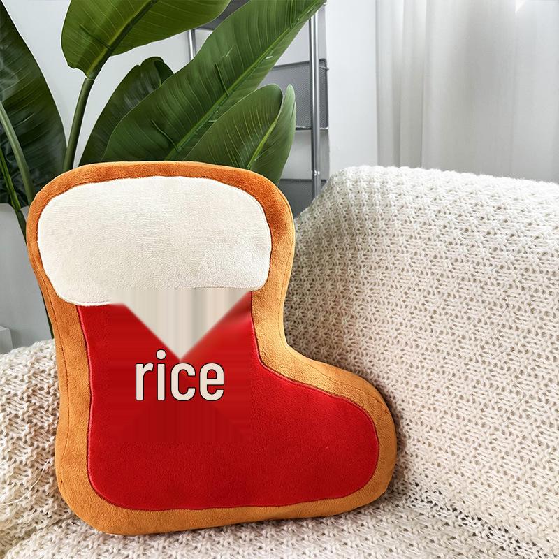 Рождественское праздничное украшение: Плюшевое дерево, Яблочный венок мира и Декоративная подушка в виде пряничного человечка.