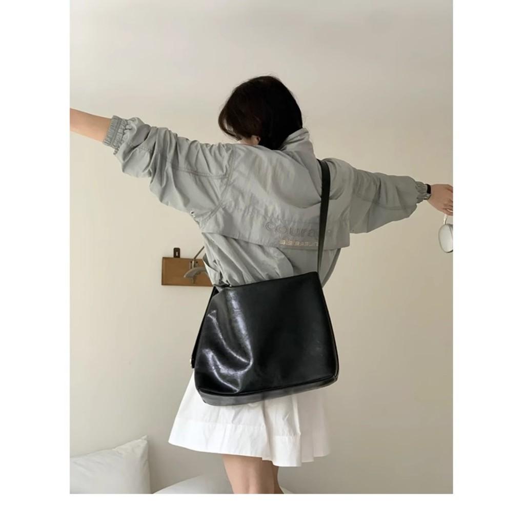 IELGY Korean Version of Soft Leather Commuter Shoulder Bag, Black Fashion Versatile Large-capacity Tote Bag, Messenger Bucket Bag