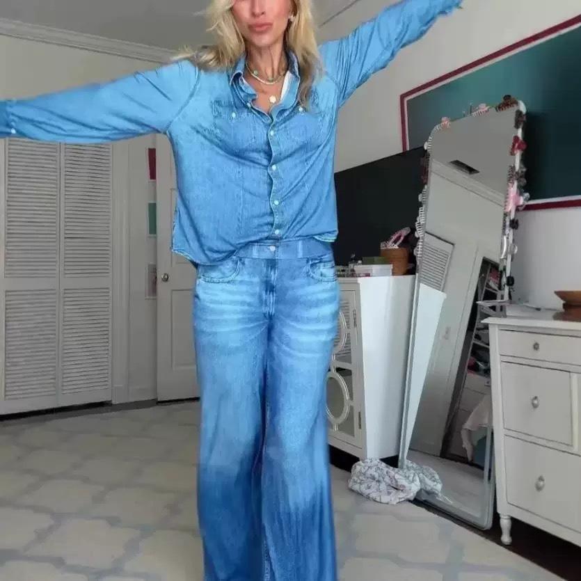 Новый модный и повседневный джинсовый комплект с принтом: рубашка и брюки для ранней весны. Удобный комплект для работы и повседневной носки.