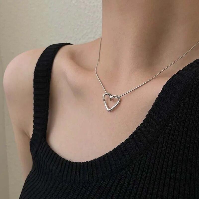 New Simple Hollow Love Heart Pendant Necklace for Women Fashion Creative Geometric Clavicle Chain Necklaces Party Jewelry Gift MIT
