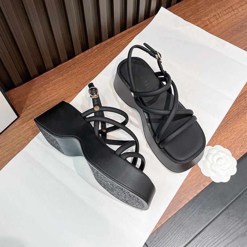 Летние прохладные тапочки женские на платформе 2025 новые римские туфли уличная пляжная обувь подошва-маффин сандалии с пряжкой на одном ремешке