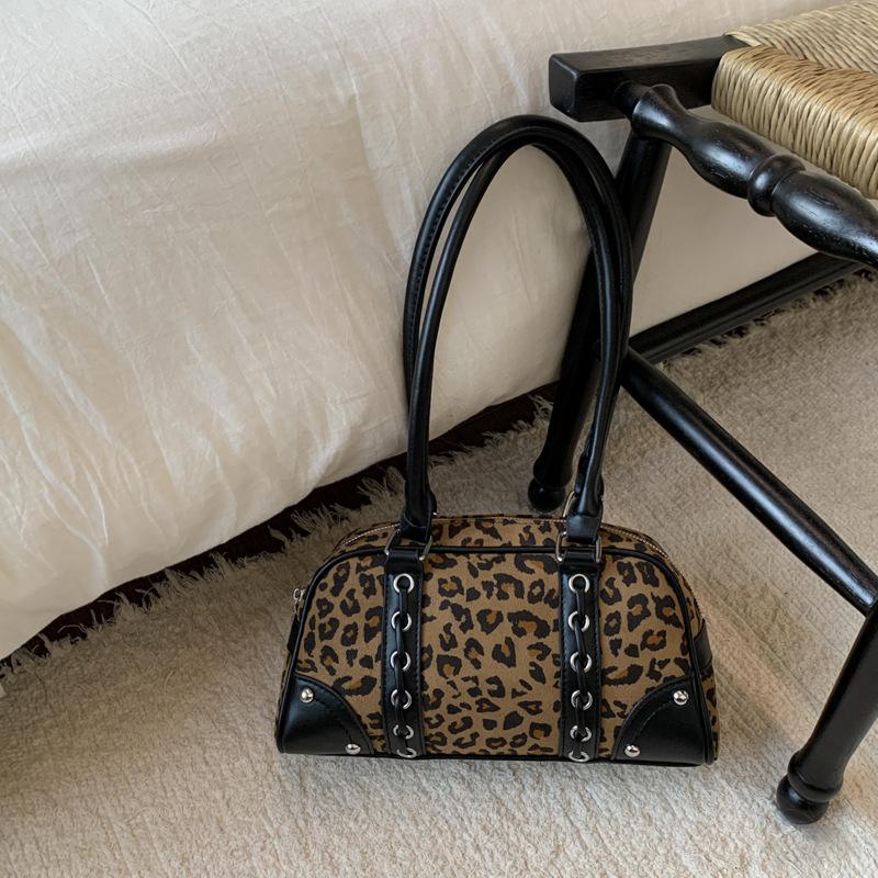 Модная универсальная сумка Бостон 2025 нишевый дизайн корейская версия инс простая высококлассная сумка через плечо для通勤 ретро