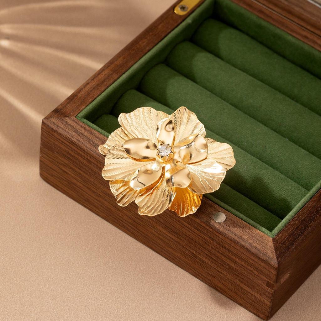 Retro Floral Pearl Gold-Plated Brooch for Parties and Banquets