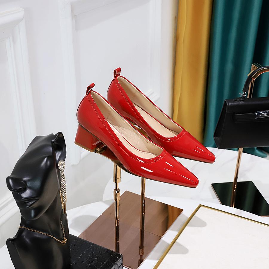 P Модные простые удобные универсальные туфли на толстом каблуке в корейском стиле из лакированной кожи на среднем каблуке с острым носком в деловом стиле, женские тонкие туфли