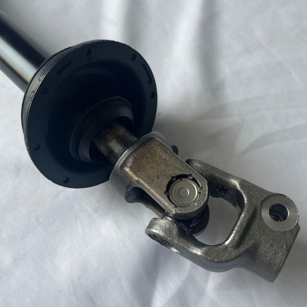 The 45220-0E030 fits the Toyota Highlander steering gear universal joint cross shaft.