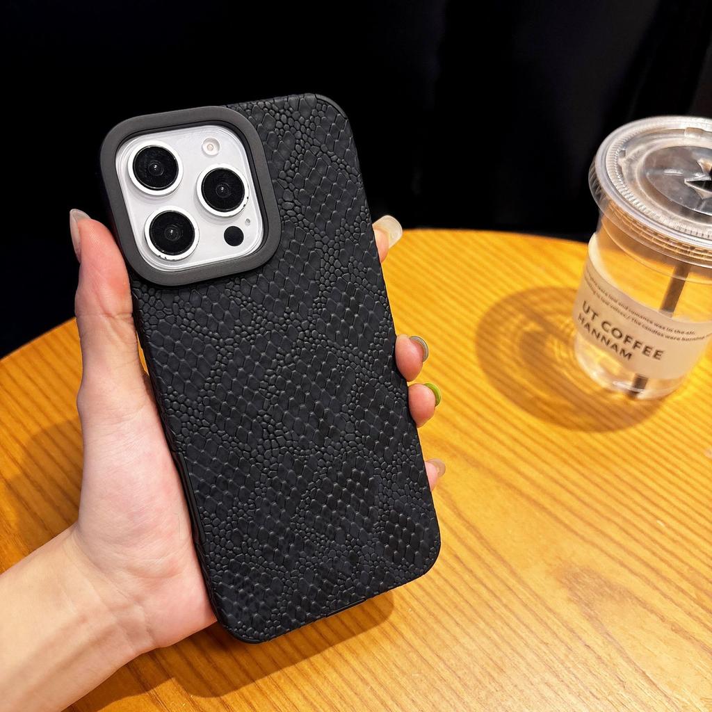 Built in Magnetic Snake Skin Pattern for IPhone 16 ProMax Phone Case for Apple 15 Wristband Holder Case