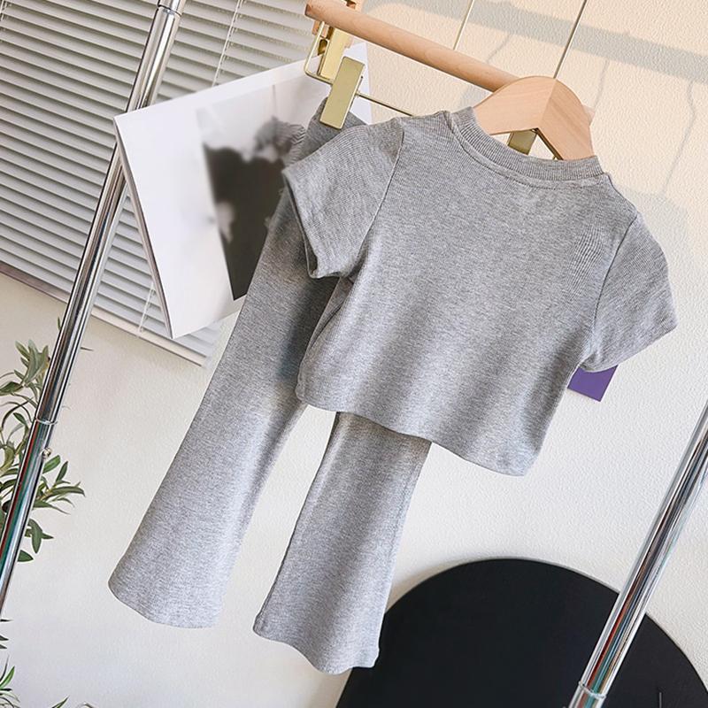 Комплект из двух предметов: футболка с короткими рукавами и слегка расклешенные брюки для девочки. Летний повседневный мягкий детский комплект одежды.