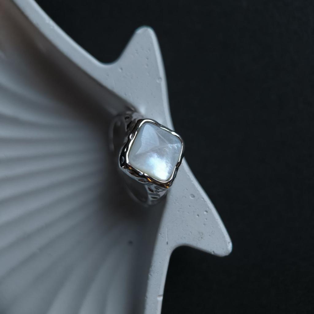 Серебряное кольцо с натуральным перламутром, вес изделия 3,2 гр (60002224)