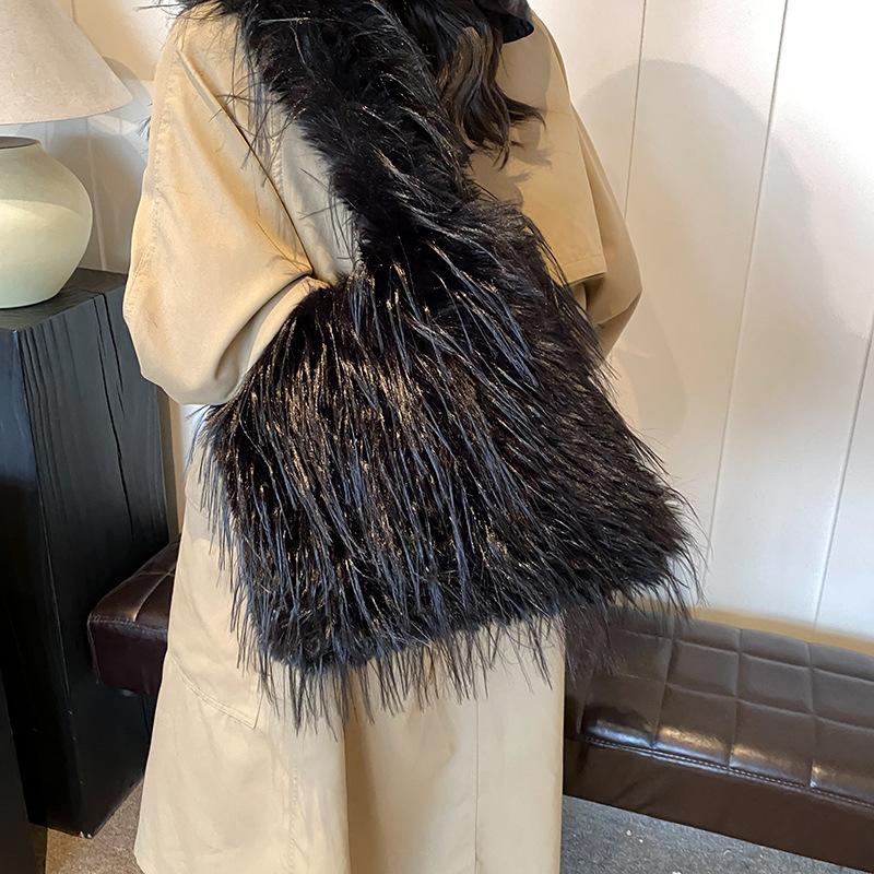 Плюшевая сумка женская большой вместимости 2025 новая осенне-зимняя повседневная нишевая одноплечевая пушистая бахромчатая сумка-тоут для работы