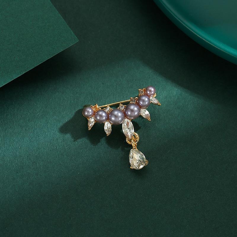 Жемчужная капля воды Антибликовая брошь Высококлассная женская изысканная кисточка Корсаж для костюма Фиксирующая одежду Антибликовая пряжка-булавка