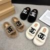 Сяосянфэн пушистые тапочки женские для улицы 2025 осень и зима новые на толстой подошве корейская версия модные с буквенным принтом трендовые хлопковые тапочки