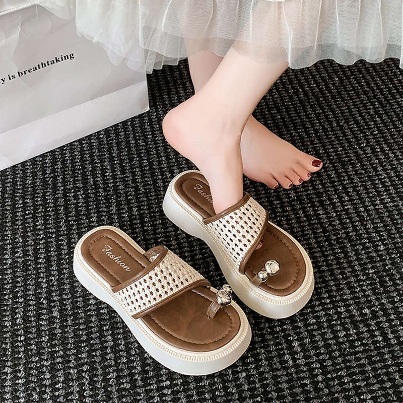 Ретро плетеные шлепанцы-щипки женские 2025 новые летние носить иностранные модные сандалии на толстой подошве с юбками римские туфли