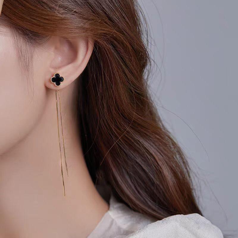 1 Pair of Ladies' Earrings, Four-Leaf Clover Tassel Earrings, French-Style Tassel Studs, Light Luxury Fashion Long Earrings