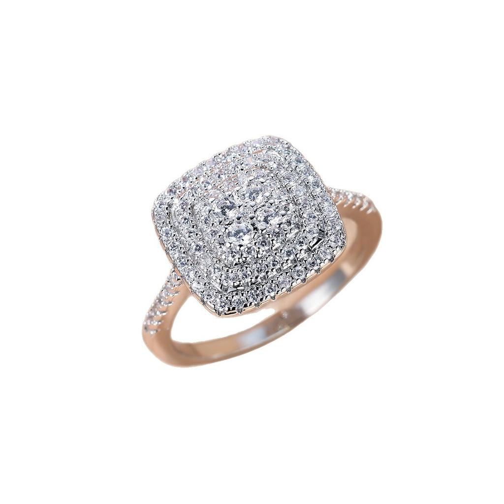 European and American style, luxurious, pillow-shaped, princess-cut, multi-layered diamond ring Delicate ring with a design featuring small,