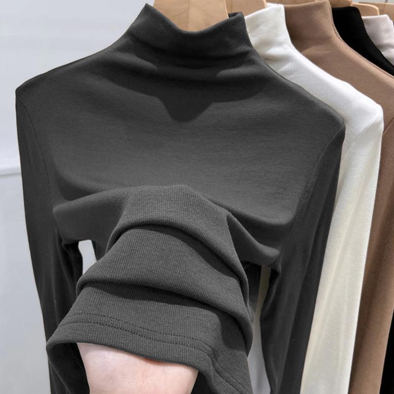Для осени и зимы женщины могут носить базовый слой однотонного цвета с полувысоким воротником и футболку с длинным рукавом поверх него для стройнящего силуэта.