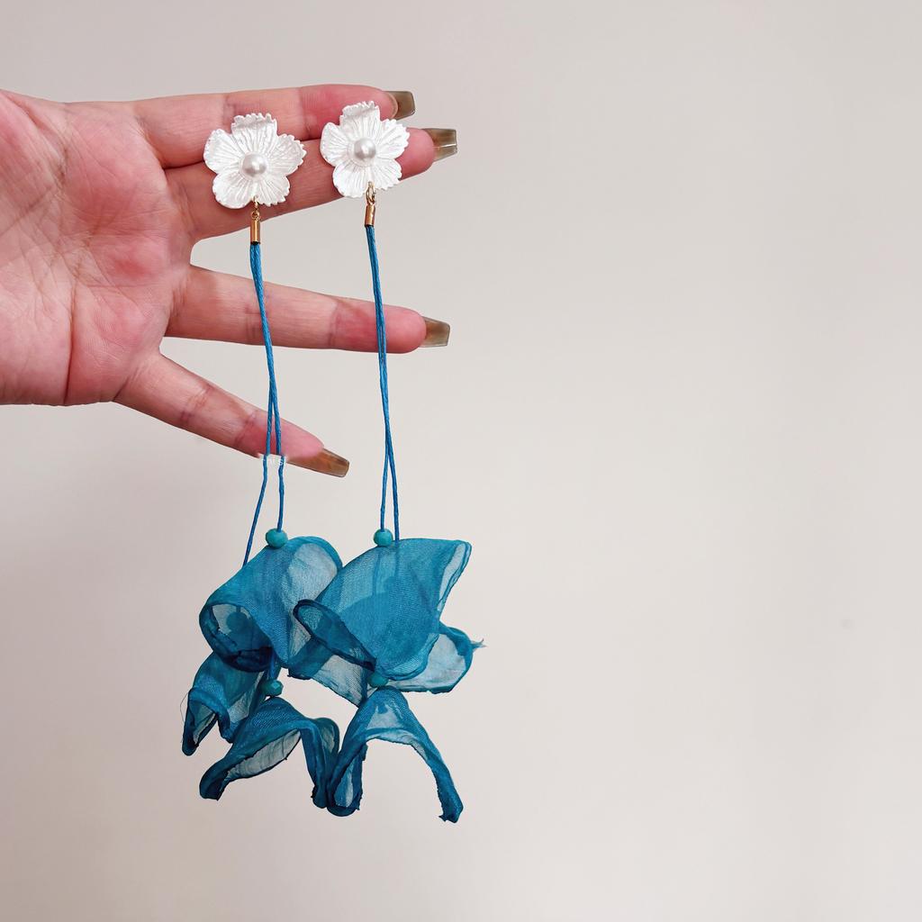 Серьги-гвоздики с тканевыми цветами и жемчужной бахромой, супер фееричные, с универсальным темпераментом, нишевая мода, серьги с высоким чувством стиля, женские