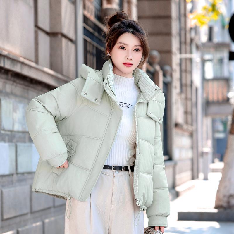 Женская короткая ветрозащитная теплая зимняя куртка со съемным капюшоном