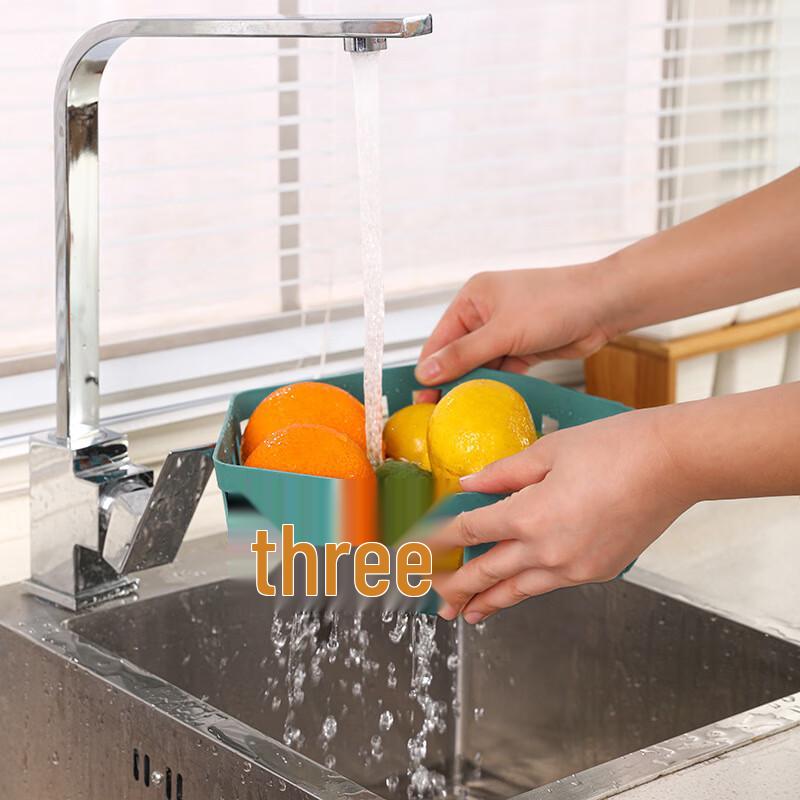 Пластиковая корзина для фруктов и слива в скандинавском стиле