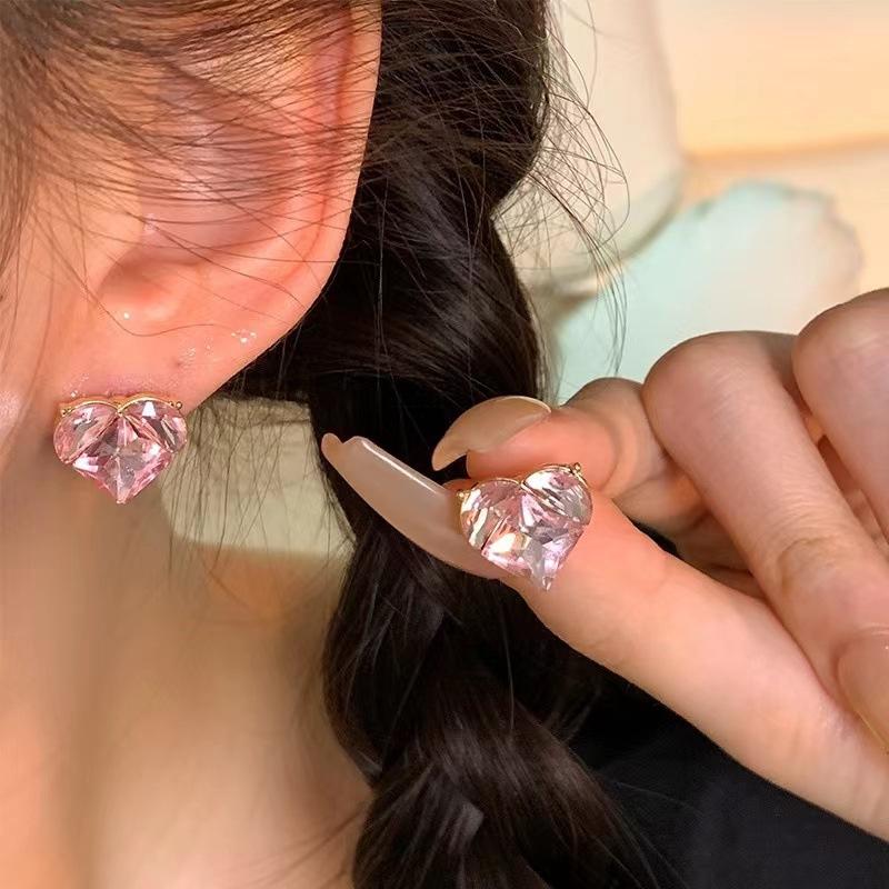 Серьги в форме сердца с розовым цирконием. Модные летние серьги в форме персикового сердца. Продвинутые милые крутые серьги в форме сердца.