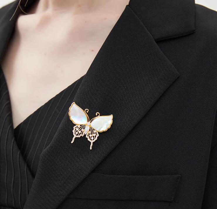 New Shell Rhinestone Butterfly Brooches for Women Lapel Pins Elegant Party Clothes Suit Small Accessories Gift