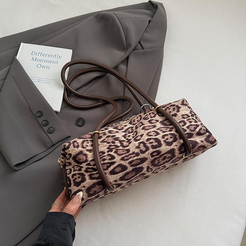 Korean Version of Niche Fashion Bag 2025 New Retro Leopard Print Shoulder Bag Large Capacity Texture Commuter Underarm Bag