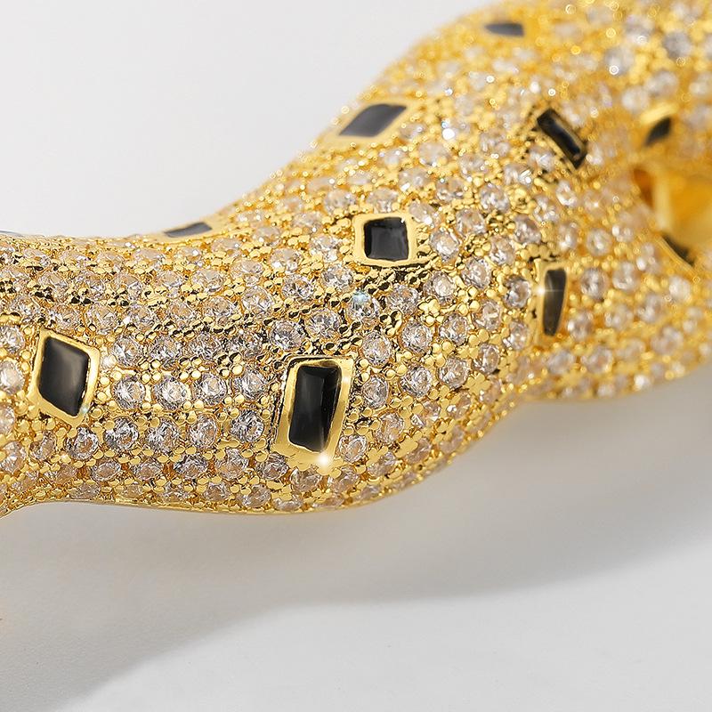 Брошь «Леопард Западной Лян»: Брошь с цирконом и пресноводным жемчугом